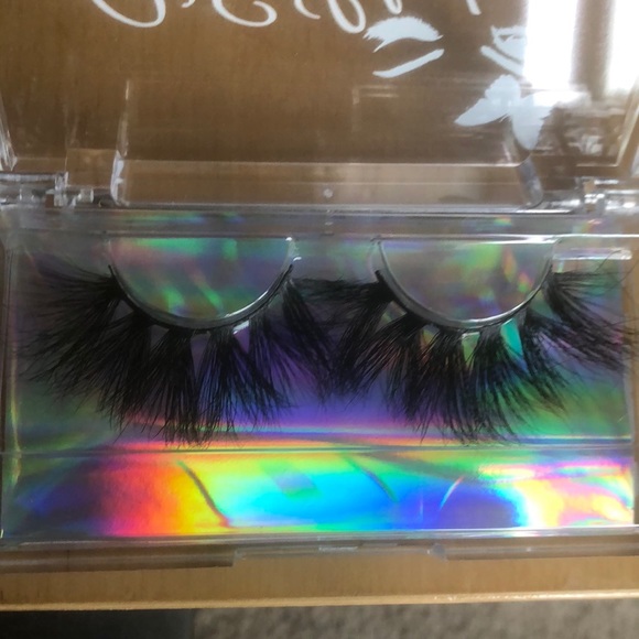 My lash line 💜🦋VEL__Lashes🦋💜 - Picture 3 of 11